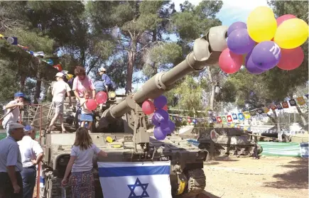  ?? צילום: אבי אוחיון/לע"מ ?? השיר על גבעת התחמושת היה בעיניי מורשת ציונית. תערוכה בגבעת התחמושת ביום העצמאות