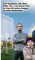  ?? ?? Sven Tauchmann (39), Mario Köhler (39, r.) und dessen Tochter Freya (6) warten dringend auf einen Schulneuba­u.