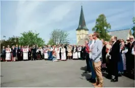  ?? FOTO: KJETIL KARLSEN ?? Stort oppmøte: Det var mange som hadde møtt opp på Kirkeheia 17. mai for å få med seg blant annet talen for dagen.