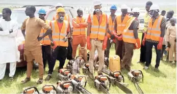  ?? Photo: Romoke W. Ahmad ?? Officials from HYPPADEC and NIWA during the flag off of the clearing exercise in Borgu, Niger State yesterday