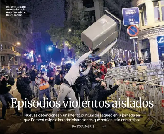  ?? Manu Mitru ?? Un joven lanza un contenedor en la sexta protesta por Hasél, anoche.