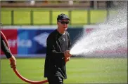  ?? NANCY STONE / CHICAGO TRIBUNE ?? White Sox groundskee­per Roger Bossard waters the field before a Cactus League game in February 2018, in Glendale, Ariz.