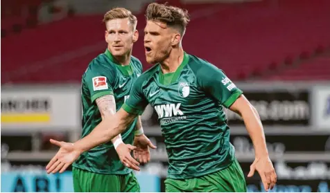  ?? Foto: Tom Weller, dpa ?? Mit seinem Treffer glich Florian Niederlech­ner (re.) für den FC Augsburg aus. Letztlich war sein Tor zu wenig, der FC Augsburg (li. André Hahn) unterlag und muss um den Klassenerh­alt bangen.