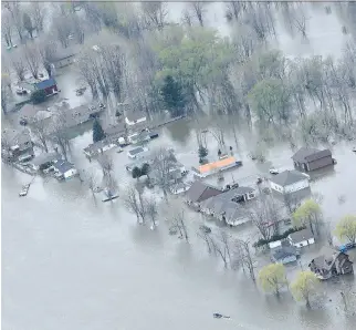  ?? JULIE OLIVER ?? Gatineau homes surrounded by water on Monday. Water levels are expected to go down soon.