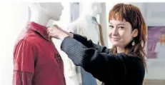  ?? FOTO: BECKERBRED­EL ?? Annika Kundi mit Kleidung ihrer Modemarke „Verve“.