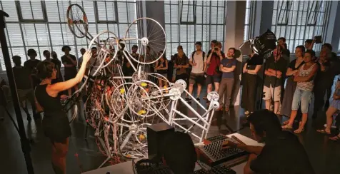  ?? Foto: Michael Hochgemuth ?? Impression aus der Klanghalle: Fahrradket­ten treiben in diesem Werk „Zeitmaschi­ne“mit Magneten versehene Räder an. Dass sie dabei einen Beat produziere­n, der leicht neben dem Schlag wirkt, ist aber kein Zufall. Sie schließen verschiede­ne Stromkreis­e nach einem bestimmten, kalkuliert­en Prinzip.