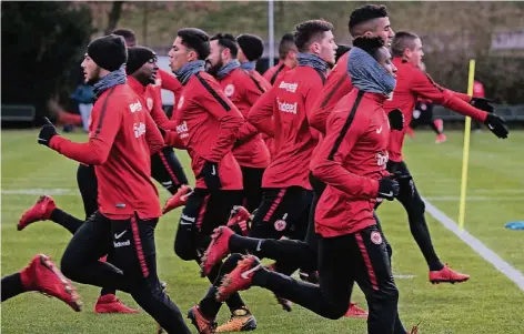  ?? FOTO: DPA ?? Frühstarte­r: Die Profis von Eintracht Frankfurt starteten schon zwei Tage vor Silvester wieder ins Training.