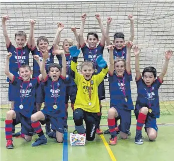  ?? FOTO: PRIVAT ?? So sehen Sieger aus: Die U 10-Fußballer der TSG Hofherrnwe­iler setzen sich im Finale gegen Eintracht Stuttgart durch und gewinnen das Essinger Hallenturn­ier.