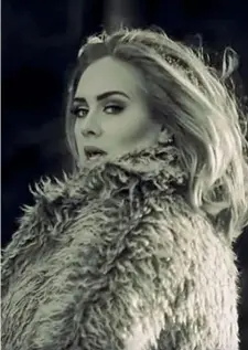  ??  ?? Album Adele nel video di «Hello», il nuovo singolo uscito il 23 ottobre che anticipa l’uscita del suo terzo album di inediti, intitolato «25» (in vendita dal 20 novembre). La cantante è nata a Londra il 5 maggio 1988 e ha già pubblicato due album: «19»...