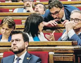  ?? Àlex Garcia ?? Aragonès amb els diputats d’ERC Serret, Vilalta i Jové darrere