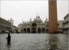  ??  ?? La place Saint-Marc de Venise est submergée par des niveaux d’eau historique­s : la hauteur relevée atteint , m ! (Photo AFP)