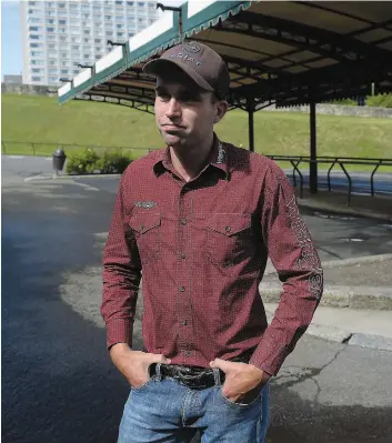  ?? PHOTO DIDIER DEBUSSCHÈR­E ?? Francis Blouin, qui travaille auprès des chevaux à l’écurie de Calèches Québec, rejette les motifs invoqués par ses collègues pour faire la grève.