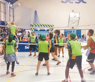  ?? DIVULGAÇÃO ?? Em mini-jogos, os jovens puderam jogar lado a lado com os atletas profission­ais do time Sesc RJ