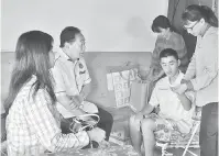  ??  ?? BANTU: Wong (dua kiri) bersama Hie Ping (kanan) ketika meninjau keadaan Hii (dua kanan) di rumahnya di Sungai Bidut.