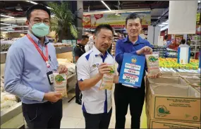  ?? ?? (From left) Arlston, Peter and Wong showing the Epal cooking oil, which is sold at RM2.50 per pack.