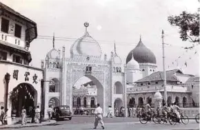  ?? ?? The Muslim community-sponsored Taj Mahal arch at Buckingham Street with Masjid Kapitan Keling in the background.