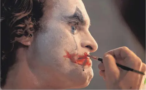  ?? FOTO: NIKO TAVERNISE/VENEDIG ?? Joker (Joaquin Phoenix) ist ein Unternehme­r des Wahnsinns, der auch den Wahnsinn des Unternehme­rtums repräsenti­ert.