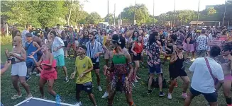  ?? Walkiria Vieira ?? Carnaval dos blocos na Vila Brasil celebrou a diversidad­e com todo mundo se divertindo