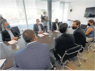  ?? M.C.I.C. ?? Reunión de José Ramón Bauzá con representa­ntes de la Cámara de Comercio.
