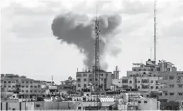  ??  ?? Un panache de fumée s’élève dans le ciel de Gaza après des bombardeme­nts israéliens, le 27 octobre 2018