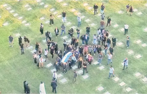  ?? — Gambar AFP ?? BERSEMADI DENGAN AMAN: Gambar dari pemandanga­n udara menunjukka­n ahli keluarga, saudara mara dan sahabat mendiang Maradona membawa kerandanya untuk disemadika­n di tanah perkuburan Jardin Bella Vista di pesisir Buenos Aires.