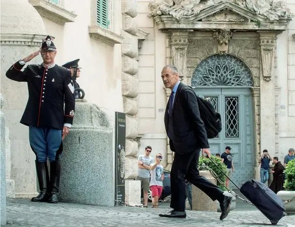  ??  ?? L’arrivo al Quirinale Carlo Cottarelli, 64 anni, arriva al Colle direttamen­te dalla Stazione Termini, con lo zaino in spalla e trascinand­o il trolley, per l’incontro con il presidente Sergio Mattarella