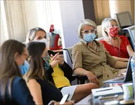  ?? (Photo Franck Muller) ?? Au siège toulonnais de la CAF du Var, la députée LREM Sereine Mauborgne a rencontré les acteurs de l’aide aux parents touchés par le décès d’un enfant.