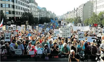  ?? Demonstran­ti v Praze zaplnili horní část Václavskéh­o náměstí. FOTO MAFRA – MICHAL ŠULA ?? „Jednou provždy.“