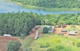  ??  ?? Toma aérea del lugar intervenid­o en febrero del año pasado, camiones, lanchas y depósitos como parte de la logística.