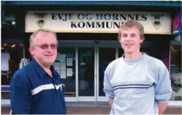  ??  ?? FAR OG SØNN: Ordfører Bjørn A. Ropstad og sønnen Kjell Ingolf i forbindels­e med kommuneval­get 2003 i Evje og Hornnes.