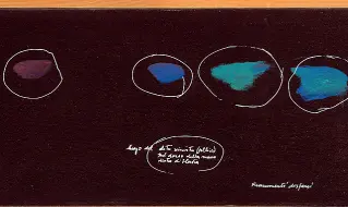  ??  ?? Nella foto grande, Carlo Alfano con la sua opera nel ritratto di Mimmo Jodice Qui sopra, «Frammenti dispersi», 1974 Nella foto piccola, ancora Alfano, alla Certosa di Padula