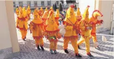  ??  ?? Die Gickeler stürmen vom Neuen Schloss zum Rathaus.