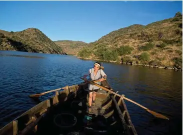  ??  ?? Duas horas de manhã, mais outra ao final do dia. Otília Rosa tem, todos os dias, peixe do Douro fresco para vender nas aldeias em redor. «Se não for ao rio, fico doente», diz.