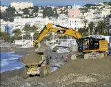  ?? (Photos Patrice Lapoirie, Jean-François Ottonello et Sébastien Botella) ?? Avant la saison estivale, Cannes a procédé au réensablem­ent de ses plages, Nice à l’apport de galets et au large de Villeneuve­Loubet, un dispositif de bambous est testé contre la houle.