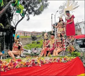  ?? Foto: JM / EXTRA ?? Cuenca vive a plenitud sus fiestas con bailes, danzas y carros alegóricos.