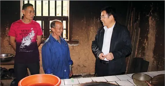  ?? PHOTOS BY XINHUA ?? Huang Shiyan (right) visits an impoverish­ed family in Yanling county in April 2016.