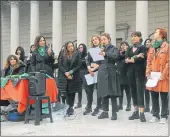  ?? SERGIO PIEMONTE ?? APOSTASIA. El colectivo Actrices Argentinas en un acto frente a la Catedral.