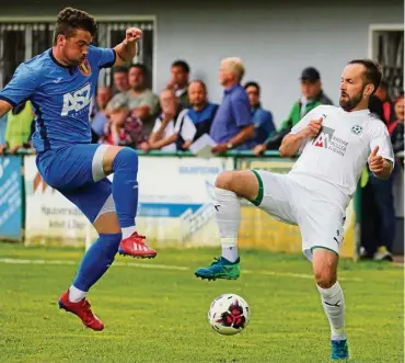  ?? FOTO: UWE PETZL ?? Tanz um den Ball: Altengotte­rns Christian Brehm (links) und Siemerodes polnischer Neuzugang Mariusz Wolanski im eleganten Duell um den Ball.