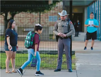  ?? ERIC GAY/AP ?? Students arrive Tuesday at Uvalde Elementary, which is now protected by a fence and Texas State Troopers.