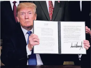  ??  ?? Im März unterzeich­nete Donald Trump ein Dekret, das vorsah, China mit milliarden­schweren Strafzölle­n zu belegen. Seither ist der Handelsstr­eit mehrfach eskaliert.
