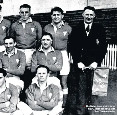  ??  ?? > The Wales team which faced New Zealand in 1953 with Clem Thomas circled