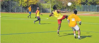 ?? FOTO: FG ?? Wenn die afrikanisc­hen LEA-Bewohner Fußball spielen, dann geht es zum Teil ganz schön zur Sache. „Das ist eben ihre Mentalität“, sagt Betreuer Michael Stelzle.