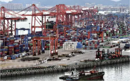  ??  ?? 2020年全年，中国国内生产总值（GDP）比上年增长2.3%。图为厦门港海天码头。图/ 中新社