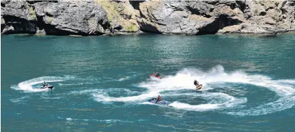  ?? PHOTO: STEPHEN JAQUIERY ?? Ripping it up . . . Jetskiers play on Lake Dunstan recently.