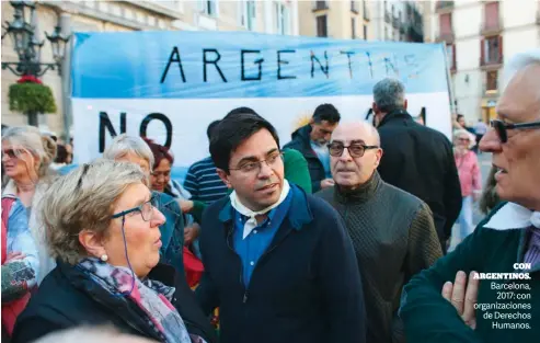  ??  ?? CON ARGENTINOS. Barcelona, 2017: con organizaci­ones de Derechos Humanos.