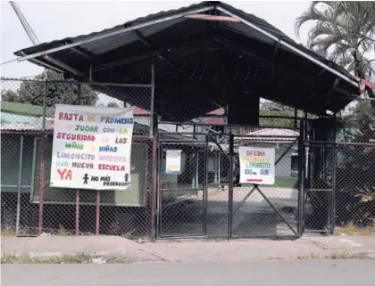  ?? JONATHAN JIMÉNEZ FLORES ?? La Escuela Barrio Limoncito, ubicada en Limón, tiene 800 alumnos. El centro acumula 13 órdenes sanitarias por distintos problemas como comején, hacinamien­to, falta de luz y mala ventilació­n.