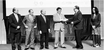  ??  ?? Abang Johari (third right) presenting the Productivi­ty Champion Certificat­e to Abang Abdul Karim, witnessed by (from left) Tengku Azmi, Abdul Rahim, Azman and Sabariah. — Photos by Muhammad Rais Sanusi