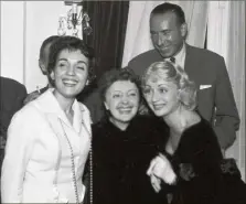  ?? (Photo Collection EJB) ?? Au restaurant Chez Laurent, à Paris, le  octobre . De gauche à droite : Gloria Lasso, Edith Piaf, Annie Cordy. Et derrière Pierre Bourgeois.