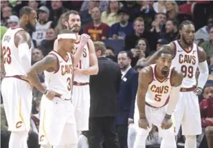  ?? AP ?? Pensativo. Los integrante­s del quinteto de los Cavaliers se muestran apesadumbr­ado tras el abultado