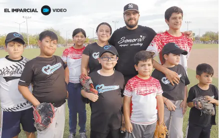  ??  ?? • Jesús Regino Aldana, fundador de Corazón Azul, formó el extraordin­ario equipo de beisbol Guerreros de Hermosillo.